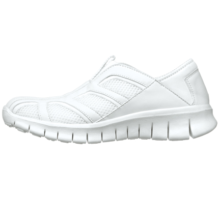 簡単に履けて、ムレを軽減
側面にメッシュを採用しムレを軽減。
かかと部分は内側に倒れるので、足をすべり込ませて簡単に履けます。