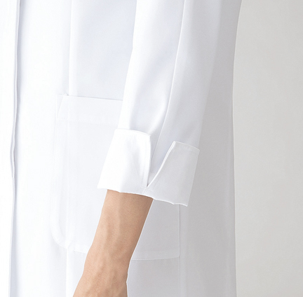 袖口にスリット
袖口にスリットが入っているので折り返して着ることもでき、便利です。