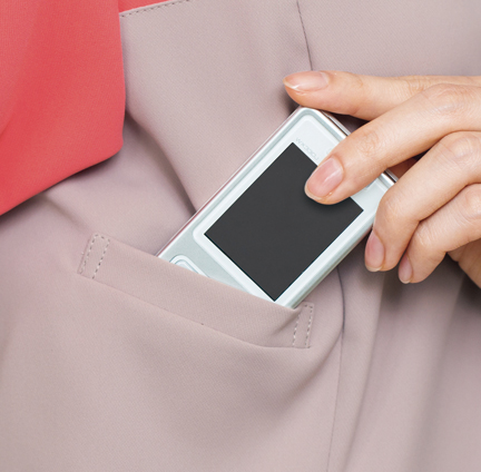 機能的な携帯電話ポケット
持ち運ぶ機会の多い携帯電話の収納ポケット付き。
重みを分散する独自の設計で肩こりを防ぎ、長時間持ち運ぶ際の悩みも解消。