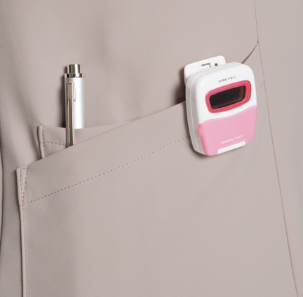 便利な小分けポケット
右腰の小分けポケットには、ペンやはさみなど小物類の収納に。左腰にもポケット付き。