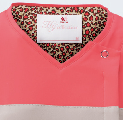 ゴージャスなヒョウ柄裏地
背面の裏地にヒョウ柄の生地を使用。
襟元から女性らしさが見え隠れする、おしゃれなデザインです。