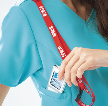 携帯電話ポケットと肩ループ
重みを分散する独自の設計の携帯電話収納ポケット。右肩に携帯のストラップを結びつけられるループ付きなので、首にストラップをかけずに携帯電話を持ち運べます。