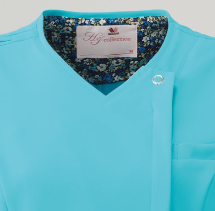 フェミニンな花柄裏地
背面の裏地に花柄の生地を使用。
脱いだときや動いたときにチラリと見えるかわいいデザイン。
ダークネイビーとグランディスの裏地は表地に合わせてブルーの花柄に。