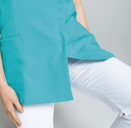 スリット入りだから、ずり上がらない
前身頃に長めのスリットを入れることで、作業している間に、ヒップまで隠れる長めの丈がずり上がるのを防ぐ構造にしました。