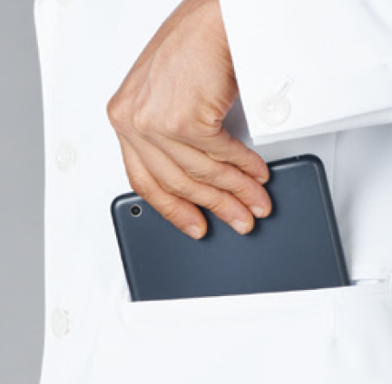 大きめのポケット
両腰に、タブレット端末も入る大きめのポケット付。