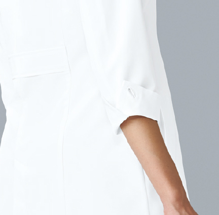 腕がキレイに見える袖口
斜めにカットが施された袖口。
腕がキレイに見え、さりげなくオシャレな印象。