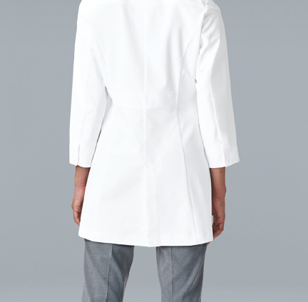 美しいシルエット
動きやすさも、シルエットの美しさも兼ね備えたセンターベント。