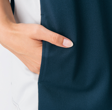 すっきりしたポケット
表からは見えない両腰のスリットポケットは、すっきり見えて深さも十分。