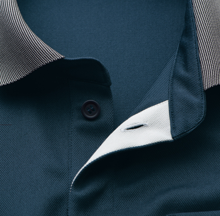 すっきりした衿元
ボタンが当たらず、すっきり見える比翼仕立ての衿元。
前立て部分は、さりげない片面配色がおしゃれ。