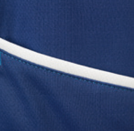 取り出しやすいポケット
配色パイピングを効かせたポケット口は、斜めのカットでモノが取り出しやすい。