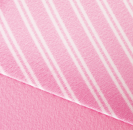 3つのポイント
爽やかな印象の白いボタン。割れにくいシリコンボタンを使用。
左胸にポケット付き。
衿元から袖口までを斜め使いのボーダーで切替えたデザイン。