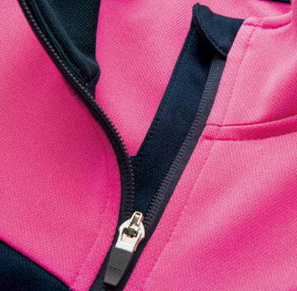 動きやすさのポイント
両腰のフロントポケットは手入れがスムーズな裏メッシュ仕様。 
袖口はフィット感のよいリブ仕様。
ファスナーの引き手がピタッと留まり、ぶらぶらしない。 
衿上にファスナーの引き手が収まるカバー付き。 
人に当たらないようファスナーのテープは裏使い。
左胸の切替え部分に便利なスリットポケット付き。
着る人の肌にファスナーが当たらないカバー付き。