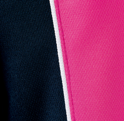 スッキリとした白ライン
袖後ろ側の白ラインできりっとした印象に。