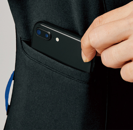スマホが入るポケット
右脇ポケットに大きめのスマホが入ります。