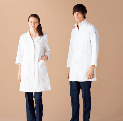 ミッシェルクランならではの
洗練されたデザインの
レディースコート
シェイプされたウエストラインや比翼仕立てなど、洗練されたデザインのレディースコート。ミッシェルクランならではのエスプリがきいた一枚が完成しました。