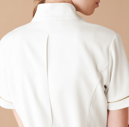 背中ボックスプリーツ
背中のボックスプリーツで作業のしやすさアップ。