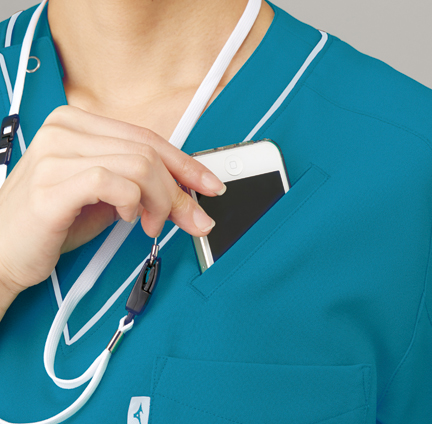 左胸ポケット付
スマホが入るポケットが左胸に付いてます。