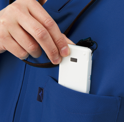 左胸ポケット内にPHSポケット付