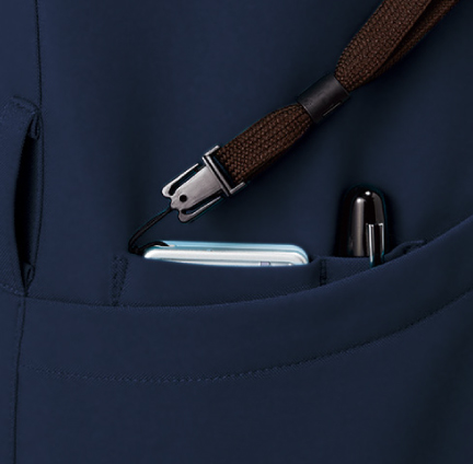 右ポケットに中ポケット付