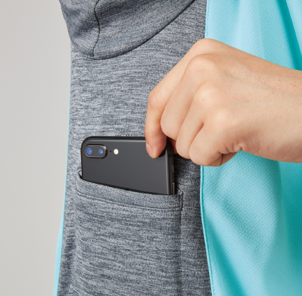 スマホが入るポケット
右脇のポケットに大きめのスマホが入ります。