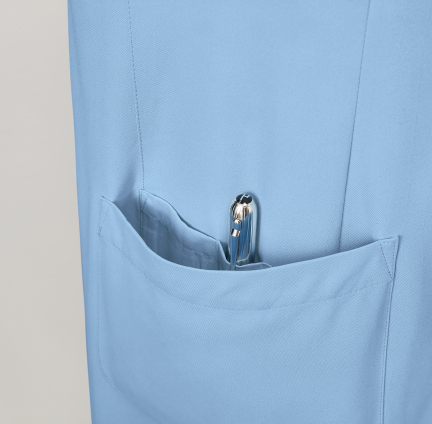 ペン差しポケット付
右側のポケット内にペン差しポケットがついています。