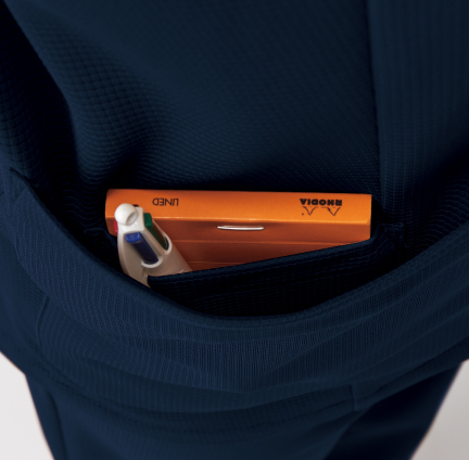 中ポケット付
右側のポケットには中ポケットがついてます。