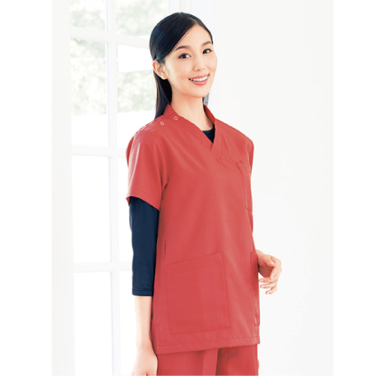 豊富なカラーバリエーションと
プラス機能
男女兼用&nbsp;
医療現場に最適な機能がある薄手で丈夫なマテリアルは、生地裏に制電防止素材を織り込んで静電気を防止。 
まとわりつきのない快適な着心地が、仕事への集中力を高めます。