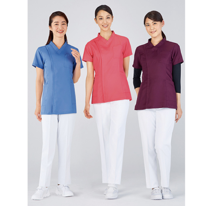 人気のWH11485シリーズに
レディースタイプが登場!
美しくすっきり魅せるレディースシルエット。 
サイドファスナー開きで着脱時の髪型や化粧の崩れを防ぐ、女性に優しい仕様です。 
制電糸入りでまとわりつきのない快適な素材が、仕事への集中力を高めます。