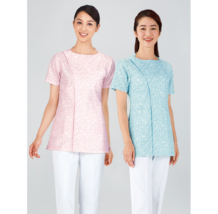 やわらかな印象を与える、
花柄のレディーススクラブ
着脱時の髪型や化粧の崩れを防ぐサイドファスナー、胸元が見えにくい&女性らしいボートネック風の衿元等が女性に嬉しいポイント! 便利な右腰の小物用ポケットや両脇の二重構造ポケットも付いています。