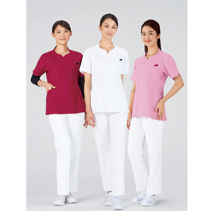 Team Medical Wear
チーム医療に対応したオリジナル素材の白衣シリーズ。 
美しいシルエットラインと使いやすさにこだわったレディーススクラブに、どんな場面でも使いやすいホワイトが登場!サイドファスナー開きで着脱時のメイクによる汚れや髪形が崩れる心配がありません。
優れたストレッチ性と優しい肌触り、高い防透性で快適な着心地です。