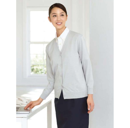 新色<ライトグレー>を追加
ご要望にお応えし、人気シリーズのカーディガンに新色<ライトグレー>を追加! 
毛玉になりにくい抗ピル糸を使用し、ご家庭で洗濯ネットに入れて洗えるイージーケア性が嬉しいポイント。 
色合いを楽しめる7色展開のレギュラータイプで、着心地も着丈もベストなこだわりの1枚です。